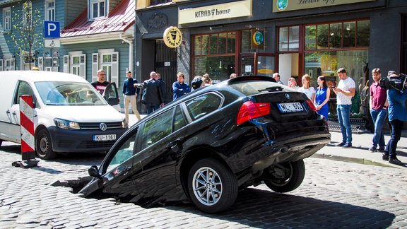 Ģertrūdes ielas bruģī ielūzis BMW - 11