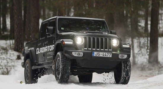 Video: Ar 'Jeep Gladiator' pikapu pa Latvijas mežu stigām