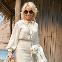 No sekssimbola par lēdiju: Pamela Andersone žilbina ar eleganci