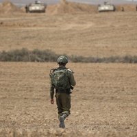 Izraēla sūta karavīrus uz ziemeļiem, lai neitralizētu iebrukumu no Libānas; 'Hizbollah' noliedz dalību