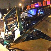 ФОТО: Водитель Range Rover столкнулся с автомобилем Panda Taxi и снес остановку