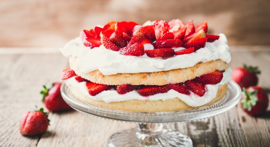 Gardā zemeņu torte ar biezpiena krēmu