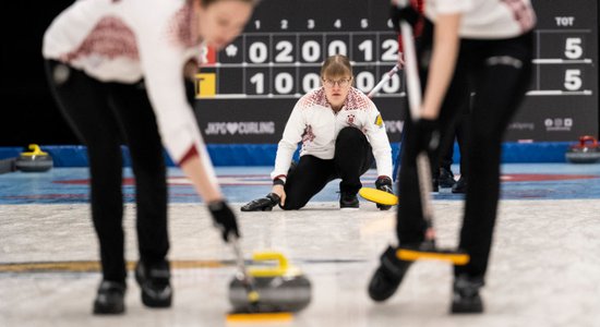 Latvijas jaunās kērlingistes no Norvēģijas atved kausu par otro vietu