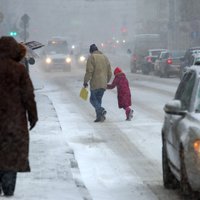 Pirmdien Latvijā gaidāms slapjš sniegs un apledojuši ceļi