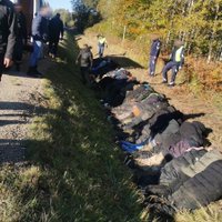 ФОТО. Спецоперация под Айзкраукле: перекрыта дорога, полиция и пограничники ловят нелегалов и перевозчиков (ДОПОЛНЕНО в 16.43)