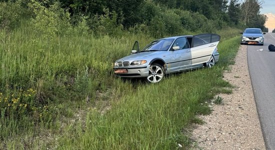 Aizturēts migrantu pārvadātājs, kurš meties bēgt un iebraucis grāvī