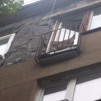 ФОТО: С дома на ул. Бривибас упала часть фасада - повреждены автомобили (+ комментарий)