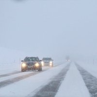 Sniegs un tā sanesumi vietām Latvijā apgrūtina braukšanu