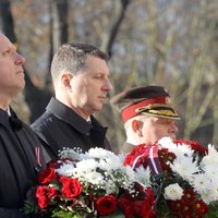 Video: Karavīri Lāčplēša dienas parādē maršē pie Brīvības pieminekļa