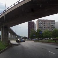 Aculiecinieka video: Neveiksmīgs mēģinājums driftot uz Krasta ielas
