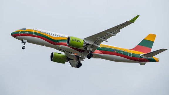 airBaltic Airbus A220-300 YL-CSK Lietuvas karoga krāsās - 5