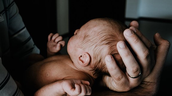 mazulis zīdainis vecāki jaundzimušais tēvs miers ģimene