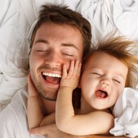 С кем должен спать ребенок? Нужна ли коляска? Разбираем родительские мифы