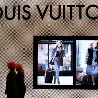 Владелец Louis Vuitton начнет производить антисептик для борьбы с коронавирусом