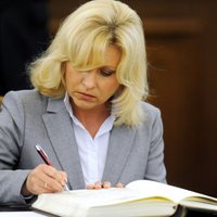 Ločmele-Luņova nolēmusi nolikt deputāta mandātu