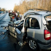Melnās dienas uz Latvijas ceļiem – astoņas smagas likumsargu un glābēju transporta avārijas