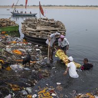 Indijā no Gangas izvelk desmitiem līķu; varasiestādes sāk izmeklēšanu