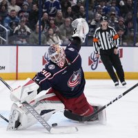 Merzļikins – galvenais varonis otrajā 'Blue Jackets' uzvarā pēc kārtas