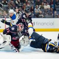 Merzļikinu aizstājušais Grīvss palīdz 'Blue Jackets' uzvarēt pārbaudes spēlē