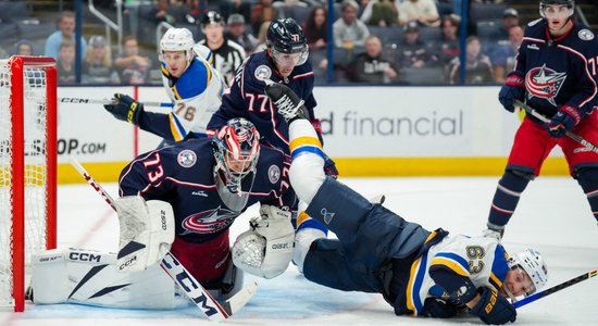 Merzļikinu aizstājušais Grīvss palīdz 'Blue Jackets' uzvarēt pārbaudes spēlē