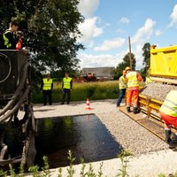 ФОТО: грунтовые дороги Латвии покрывают битумом