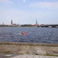 Glābēji Daugavas ūdeņos meklē cilvēku (video)