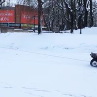 ВИДЕО: С ветерком! Парни прокатились на сноуборде и квадроцикле по Рижскому каналу