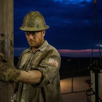 'Brent' jēlnaftas cena nokrītas zem 60 dolāriem par barelu