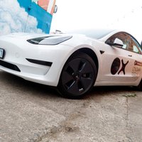 Ar 'Tesla' koplietošanas mašīnām pirmajos mēnešos nobraukti jau 800 tūkstoši km