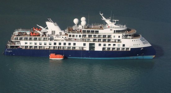 Grenlandē uzskrējis uz sēkļa kruīzu kuģis ar 206 cilvēkiem