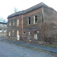 Brūkošs nams Rīgā apdraud gājēju drošību