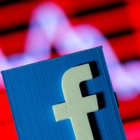 Lietotāji visā pasaulē sūkstās par 'Facebook' 'saplīšanu'