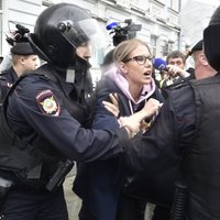 Maskavā jaunos protestos aizturēti vairāk nekā 685 cilvēki (papildināts 20:50)