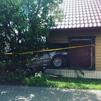 Foto: Daugavpilī 'BMW' ielido ēkas sienā