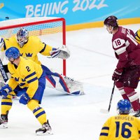 Latvijas hokejisti par vēlu 'pamostas' un Pekinas turnīru sāk ar zaudējumu