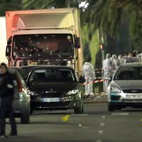 Terorakts Francijā: Kravas automašīna Nicā iebrauc pūlī, nogalinot vismaz 84 cilvēkus