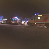 Pie pagrieziena uz Medemciemu sadūrušās trīs automašīnas; viens cietušais