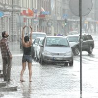 Tuvākajā diennaktī Latvijā gaidāmas stipras pērkona lietusgāzes