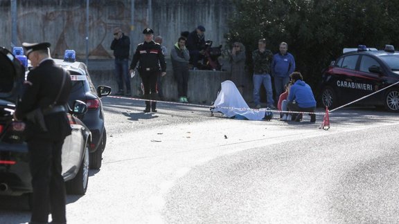 white sheet partially covering the bicycle of Astana cyclist Michele Scarponi