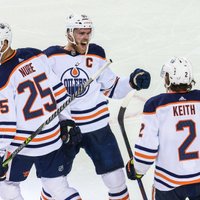 Makdeivids papildlaikā nodrošina 'Oilers' uzvaru sērijā pret 'Flames'