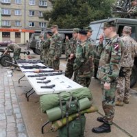 ФОТО: В Елгаве "оккупировали" площадь - техника, вооружение и военные