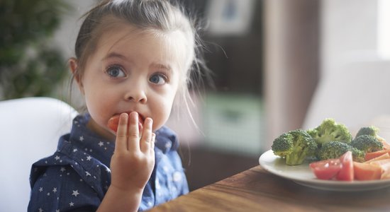 Kā plānot bērna ēdienkarti, lai pēc iespējas izvairītos no papildu vitamīnu lietošanas