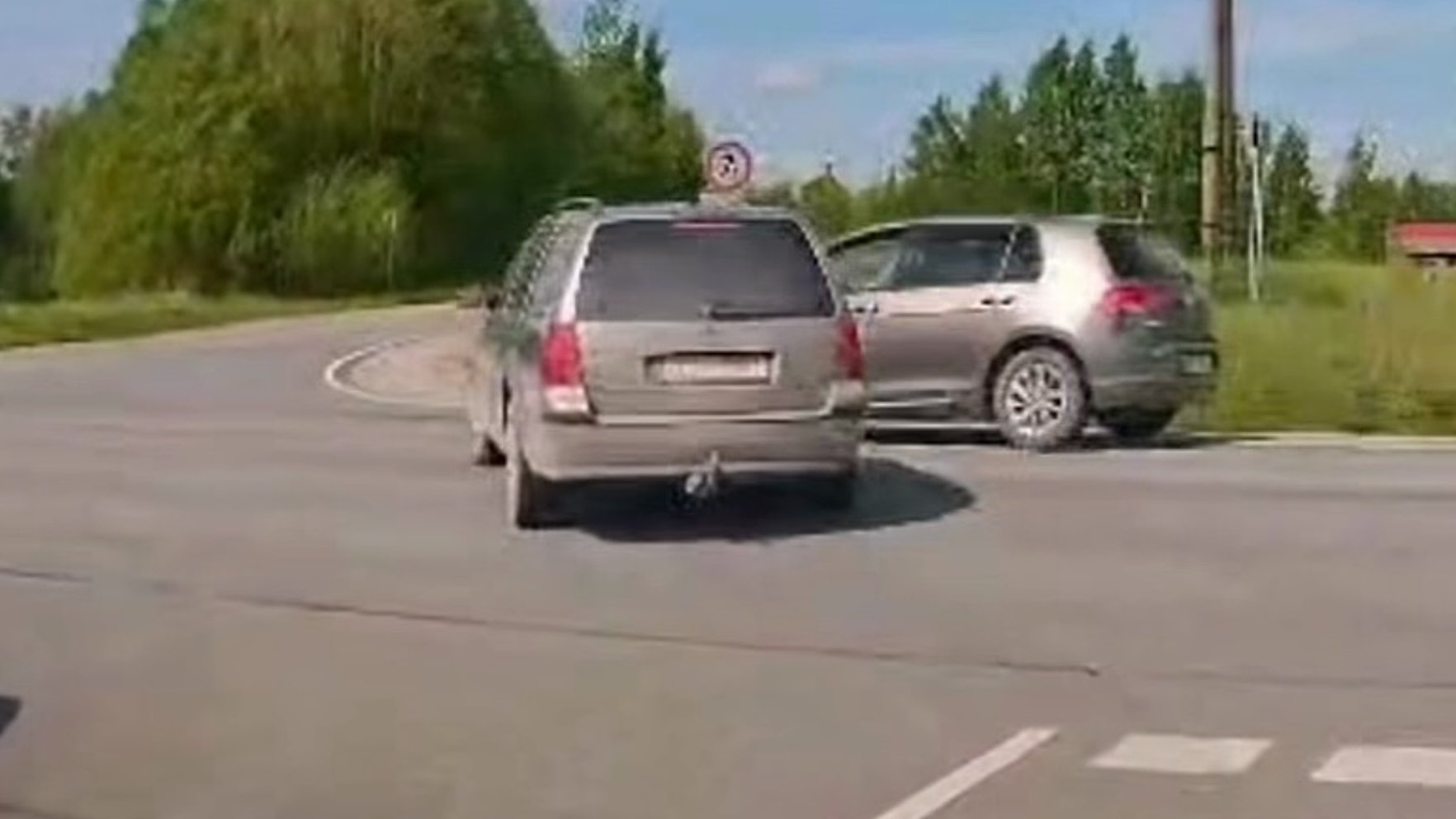Video: Raiskuma pagastā nevērīgs VW vadītājs gandrīz izraisa smagu avāriju