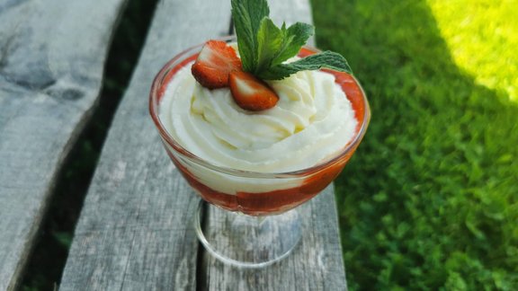 zemeņu deserts, zemeņu saldais, zemenes Foto: Vita Daukste-Goba