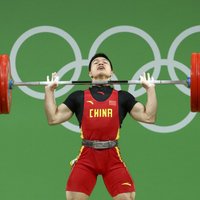Pasaules čempions svarcelšanā Ši izcīna olimpisko zeltu svara kategorijā līdz 69 kilogramiem