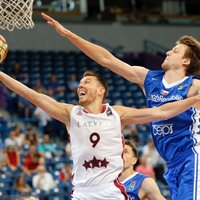Latvijas basketbolisti Rio kvalifikācijā smagā cīņā uzvar čehus