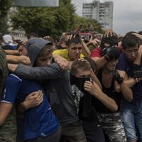 Foto: Kā jauni vīrieši Donbasā trenējas ielu nemieriem