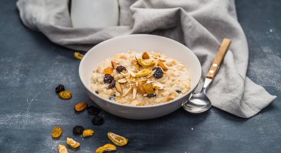 Pilngraudu auzu putra ar žāvētiem augļiem un mandeļu pienu