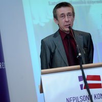 Kosovā uz vairākām stundām aiztur Latvijas žurnālistu Aleksejevu
