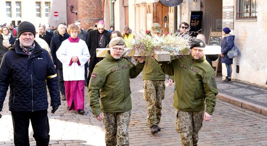 'Par Ukrainu, par Krievijas atjēgšanos no kara neprāta' – cilvēki Vecrīgā dodas krusta ceļā